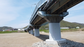 ポリマーセメント吹付工法を利用した橋脚耐震補強、落橋防止システム