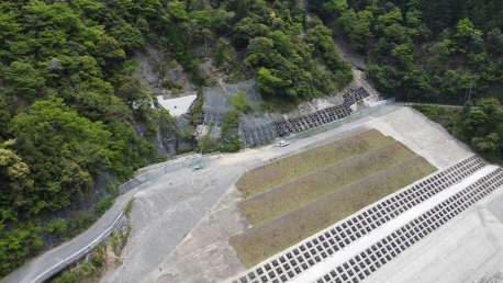 既設構造物補強対策設計（奈良県：折立地区）地すべり区域における谷止め擁壁補強