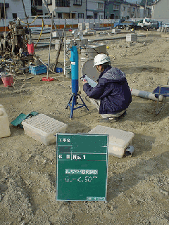 孔内載荷試験の実施状況です。写真の試験機は、土質地盤対応の物(LLT)です。